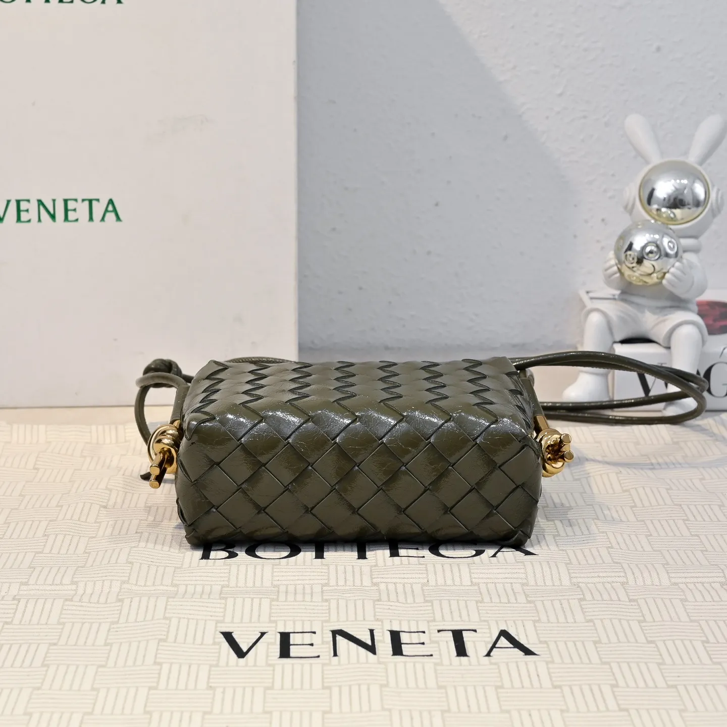 Batch 1560 𝗕𝗼𝘁𝘁𝗲𝗴𝗮 𝗩𝗲𝗻𝗲𝘁𝗮———— The latest version of the loop camera bag💥 from BV’s King of Cost-Effectiveness counter, large woven texture➕Ultra-high quality cow wax leather as always, with zipper, hardware decoration on both sides, adjustable drawstring, especially suitable for the tummy💫Can hold anything, very light weight, suitable🈴️for girls of all ages, size: 17*10*6cm Style number: 6125